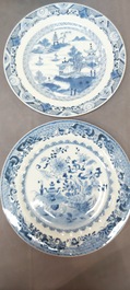 Un grand plat et 26 assiettes en porcelaine de Chine en bleu et blanc, Kangxi/Qianlong