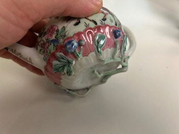 Een Chinese famille rose theepot, vier koppen en drie schotels, Yongzheng