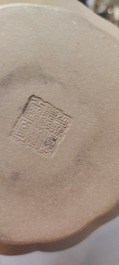 Een Chinese Yixing steengoed theepot met deksel, gesigneerd Li Yong 利永, Yixing zegelmerk, gedateerd 1934