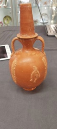 Vase amphorisque romain en sigill&eacute; d&eacute;cor&eacute; de palmettes et d'un frise de texte, Afrique du Nord, 1er/3&egrave;me