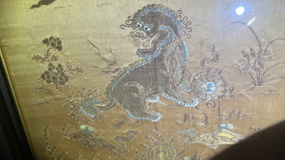 Een Chinese met metaaldraad geborduurde zijden stoelbekleding, Qianlong