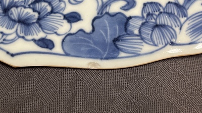 Une paire de plats et six assiettes en porcelaine de Chine en bleu et blanc, Kangxi/Qianlong