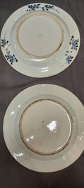 Un grand plat et 26 assiettes en porcelaine de Chine en bleu et blanc, Kangxi/Qianlong