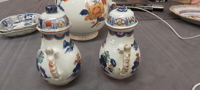Une grande verseuse en porcelaine de Chine verte-Imari et deux paires de verseuses couvertes sur supports, Kangxi/Qianlong