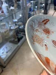 Paire de plats en porcelaine de Chine en rouge de fer et dor&eacute;, Kangxi