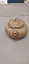 Een Chinese Yixing steengoed theepot met deksel, gesigneerd Li Yong 利永, Yixing zegelmerk, gedateerd 1934