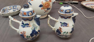 Une grande verseuse en porcelaine de Chine verte-Imari et deux paires de verseuses couvertes sur supports, Kangxi/Qianlong