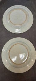 Un grand plat et 26 assiettes en porcelaine de Chine en bleu et blanc, Kangxi/Qianlong