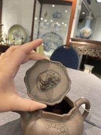Een Chinese Yixing steengoed theepot met deksel, gesigneerd Li Yong 利永, Yixing zegelmerk, gedateerd 1934
