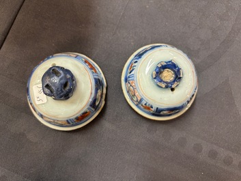 Une grande verseuse en porcelaine de Chine verte-Imari et deux paires de verseuses couvertes sur supports, Kangxi/Qianlong