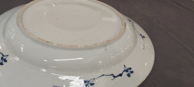 Paire de plats en porcelaine de Chine en bleu et blanc aux m&eacute;daillons centraux bomb&eacute;s, Kangxi