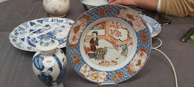 A Chinese blue and white covered vase and a verte-Imari plate, Kangxi