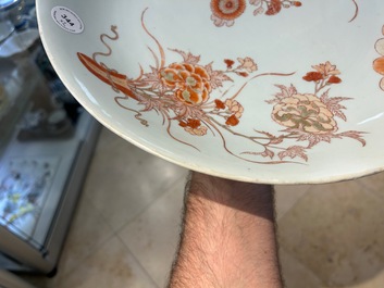 Paire de plats en porcelaine de Chine en rouge de fer et dor&eacute;, Kangxi
