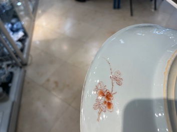 Paire de plats en porcelaine de Chine en rouge de fer et dor&eacute;, Kangxi