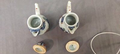Une grande verseuse en porcelaine de Chine verte-Imari et deux paires de verseuses couvertes sur supports, Kangxi/Qianlong