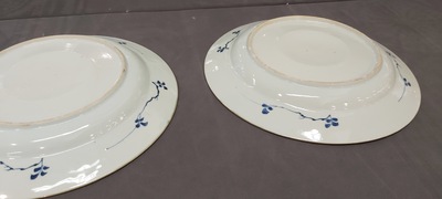 Paire de plats en porcelaine de Chine en bleu et blanc aux m&eacute;daillons centraux bomb&eacute;s, Kangxi