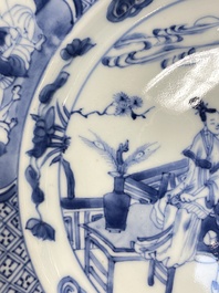 Twee Chinese blauw-witte borden met de Cao zussen, Kangxi merk en periode en Yongzheng