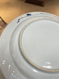 Twee Chinese blauw-witte borden met de Cao zussen, Kangxi merk en periode en Yongzheng