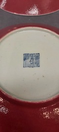 Paire d'assiettes en porcelaine de Chine en rouge de rubis monochrome, marque et &eacute;poque de Jiaqing