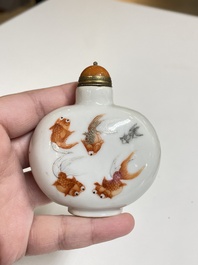 Een Chinese snuiffles met ijzerrood en grisaille decor van goudvissen, Daoguang merk en periode