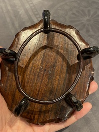 Een Chinese Dehua blanc de Chine penselenwasser met een kikker op lotusblad op houten sokkel, Kangxi/Yongzheng