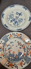 Un grand plat et 26 assiettes en porcelaine de Chine en bleu et blanc, Kangxi/Qianlong