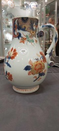 Une grande verseuse en porcelaine de Chine verte-Imari et deux paires de verseuses couvertes sur supports, Kangxi/Qianlong