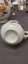 Une grande verseuse en porcelaine de Chine verte-Imari et deux paires de verseuses couvertes sur supports, Kangxi/Qianlong