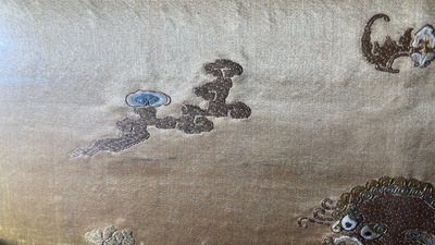 Een Chinese met metaaldraad geborduurde zijden stoelbekleding, Qianlong