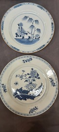 Un grand plat et 26 assiettes en porcelaine de Chine en bleu et blanc, Kangxi/Qianlong