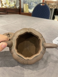 Een Chinese Yixing steengoed theepot met deksel, gesigneerd Li Yong 利永, Yixing zegelmerk, gedateerd 1934