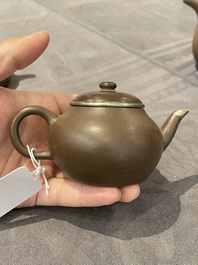 Deux th&eacute;i&egrave;res couvertes en gr&egrave;s de Yixing aux montures en laiton, une avec une marque en creux Yigong 逸公, 19/20&egrave;me