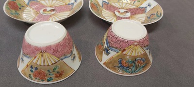 Een paar Chinese famille rose koppen en schotels met hanen, Yongzheng