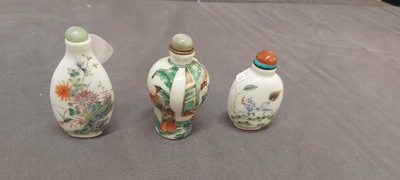 Drie Chinese famille rose en verte snuifflessen, 19e eeuw