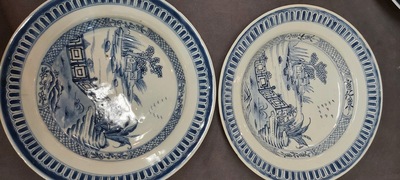 Un grand plat et 26 assiettes en porcelaine de Chine en bleu et blanc, Kangxi/Qianlong
