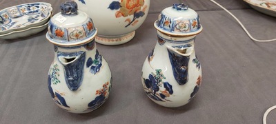 Une grande verseuse en porcelaine de Chine verte-Imari et deux paires de verseuses couvertes sur supports, Kangxi/Qianlong