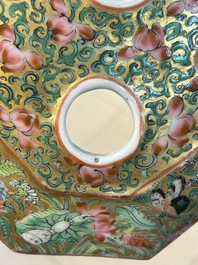 Twee fraaie Chinese Canton famille rose bloemenhouders waarvan &eacute;&eacute;n met vergulde montuur, 19e eeuw