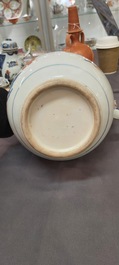 Une grande verseuse en porcelaine de Chine verte-Imari et deux paires de verseuses couvertes sur supports, Kangxi/Qianlong