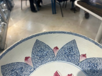 Plat en porcelaine de Chine famille rose &agrave; d&eacute;cor d'un lotus pour le march&eacute; Sud-Est asiatique, Yongzheng