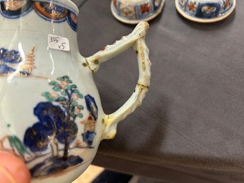 Une grande verseuse en porcelaine de Chine verte-Imari et deux paires de verseuses couvertes sur supports, Kangxi/Qianlong