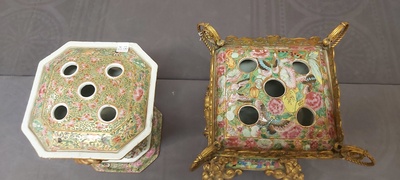 Twee fraaie Chinese Canton famille rose bloemenhouders waarvan &eacute;&eacute;n met vergulde montuur, 19e eeuw