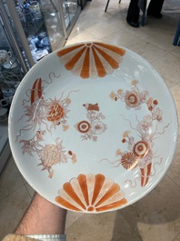 Paire de plats en porcelaine de Chine en rouge de fer et dor&eacute;, Kangxi