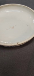 Een Chinees blauw-wit dekseldoosje met decor van antiquiteiten, Kangxi