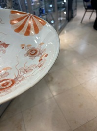 Paire de plats en porcelaine de Chine en rouge de fer et dor&eacute;, Kangxi