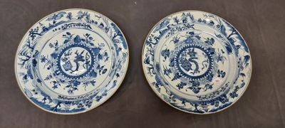 Paire de plats en porcelaine de Chine en bleu et blanc aux m&eacute;daillons centraux bomb&eacute;s, Kangxi