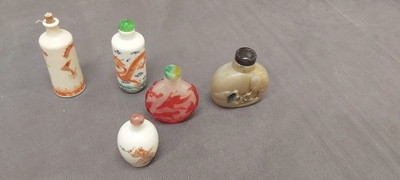 Cinq tabati&egrave;res en porcelaine, agate et verre, Chine, 19/20&egrave;me