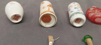 Cinq tabati&egrave;res en porcelaine, agate et verre, Chine, 19/20&egrave;me