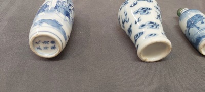 Vier Chinese blauw-witte snuifflessen, 18/19e eeuw