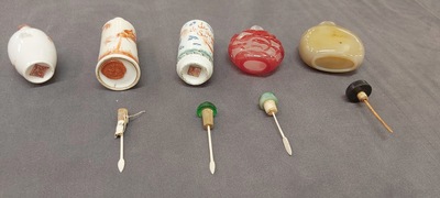 Cinq tabati&egrave;res en porcelaine, agate et verre, Chine, 19/20&egrave;me