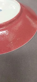 Paire d'assiettes en porcelaine de Chine en rouge de rubis monochrome, marque et &eacute;poque de Jiaqing